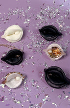 Laden Sie das Bild in den Galerie-Viewer, Vulviva | Vulva Kette