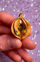 Laden Sie das Bild in den Galerie-Viewer, Vulviva | Vulva Kette