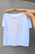 Laden Sie das Bild in den Galerie-Viewer, yoga shirt omlala oversized grow with the flow weiß