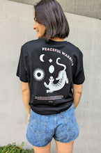 Laden Sie das Bild in den Galerie-Viewer, peaceful warrior yoga shirt schwarz omlala