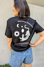 Laden Sie das Bild in den Galerie-Viewer, peaceful warrior yoga shirt schwarz omlala