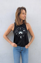 Laden Sie das Bild in den Galerie-Viewer, yoga shirt magic universe mond omlala
