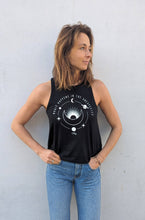 Laden Sie das Bild in den Galerie-Viewer, yoga shirt magic universe mond omlala