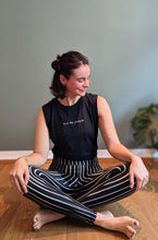 Laden Sie das Bild in den Galerie-Viewer, omlala yoga shirt trust the universe vorne
