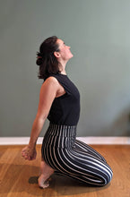 Laden Sie das Bild in den Galerie-Viewer, omlala yoga shirt trust the universe