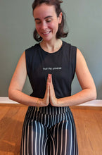 Laden Sie das Bild in den Galerie-Viewer, Yoga Shirt | TRUST THE UNIVERSE