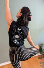 Laden Sie das Bild in den Galerie-Viewer, omlala trust the universe shirt