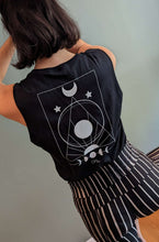 Laden Sie das Bild in den Galerie-Viewer, omlala yoga shirt trust the universe