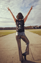 Laden Sie das Bild in den Galerie-Viewer, trust the universe yoga shirt omlala mood rückenansicht