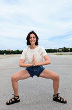 Laden Sie das Bild in den Galerie-Viewer, yoga pose goddess shirt omlala
